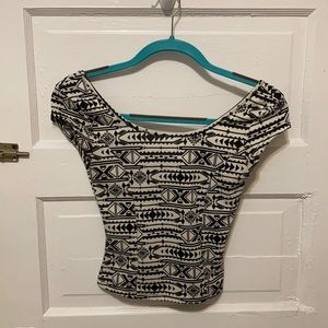 XS black/white pattern short sleeve crop top